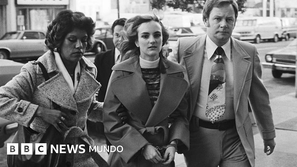 La increíble historia de Patty Hearst, la heredera adinerada que fue secuestrada y se unió a la lucha armada de sus captores.