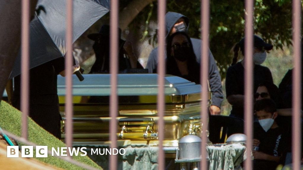 Un ataúd dorado y una multitud de flores: el lujoso funeral de "El Mencho" en México.