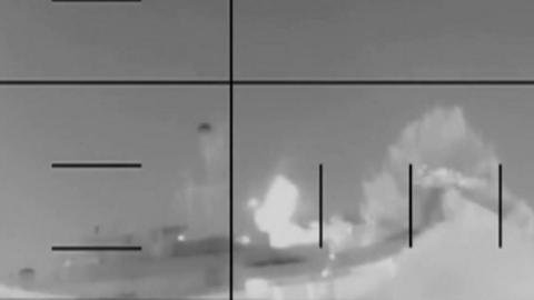 Un submarino estadounidense hunde un barco de guerra iraní en el océano Índico; se reportan numerosas víctimas y desaparecidos.