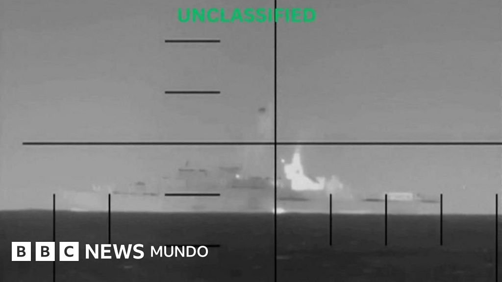 Un submarino estadounidense hunde un barco militar iraní con aproximadamente 140 tripulantes en el océano Índico.