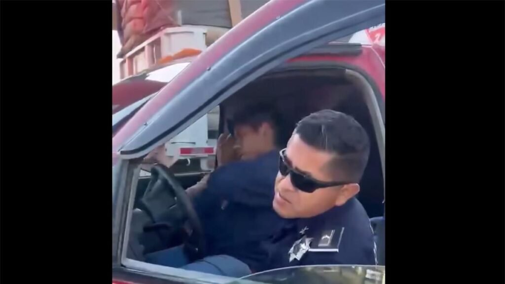 Vigilantes abandonan una bomba de gas en medio de la calle mientras descansan