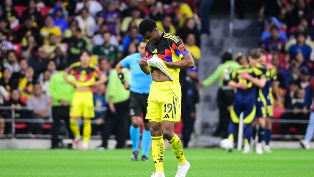 América se despide entre gritos de descontento y protestas de sus aficionados