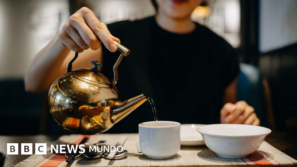 Beneficios del consumo de agua tibia según la medicina tradicional china y la perspectiva científica sobre esta tendencia actual.