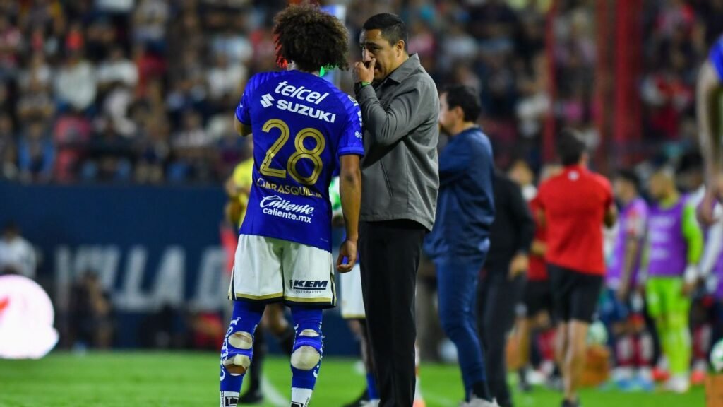 Efraín Juárez celebra su primer logro con los Pumas