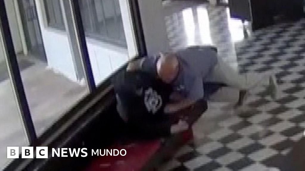El asombroso video de un director de escuela en EE.UU. que detuvo a un atacante planeando un tiroteo.
