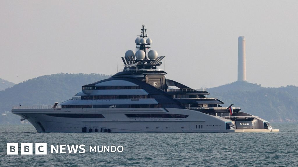 El yate de lujo ruso asociado a un colaborador de Putin que atravesó el estrecho de Ormuz a pesar del cerco.