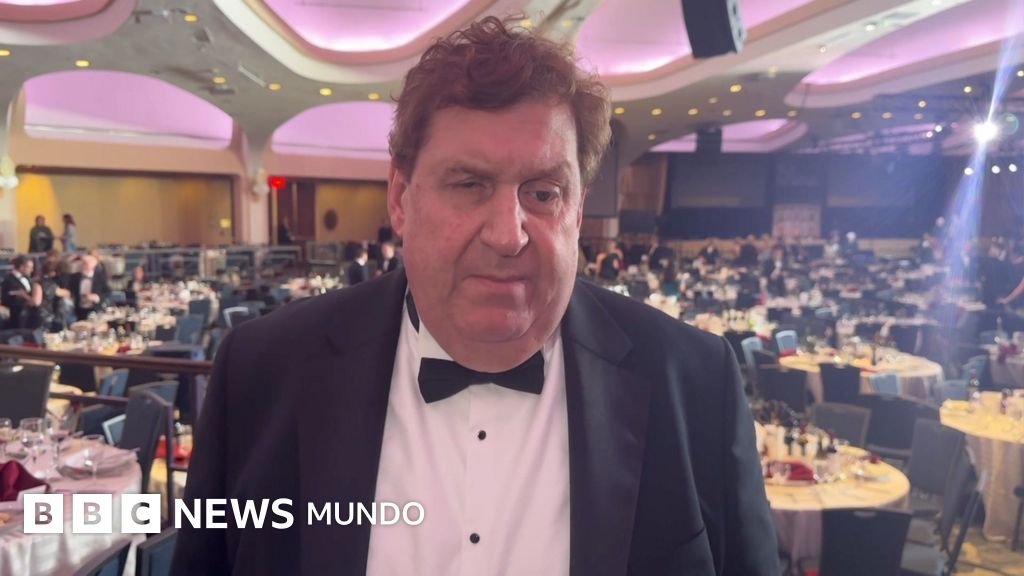 "En cuestión de segundos, todos nos refugiamos bajo la mesa": el relato del periodista de la BBC presente en la cena de corresponsales con Trump durante el tiroteo.