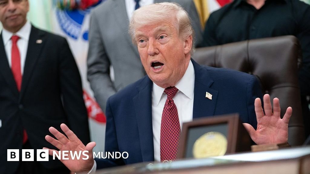 Estados Unidos detiene un buque iraní que intentaba eludir su bloqueo en el golfo de Omán, mientras Teherán promete represalias.