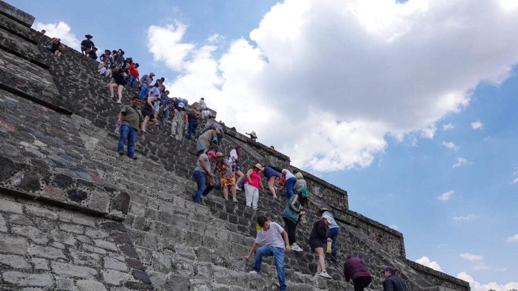 ISSSTE assists man injured in shooting in Teotihuacán