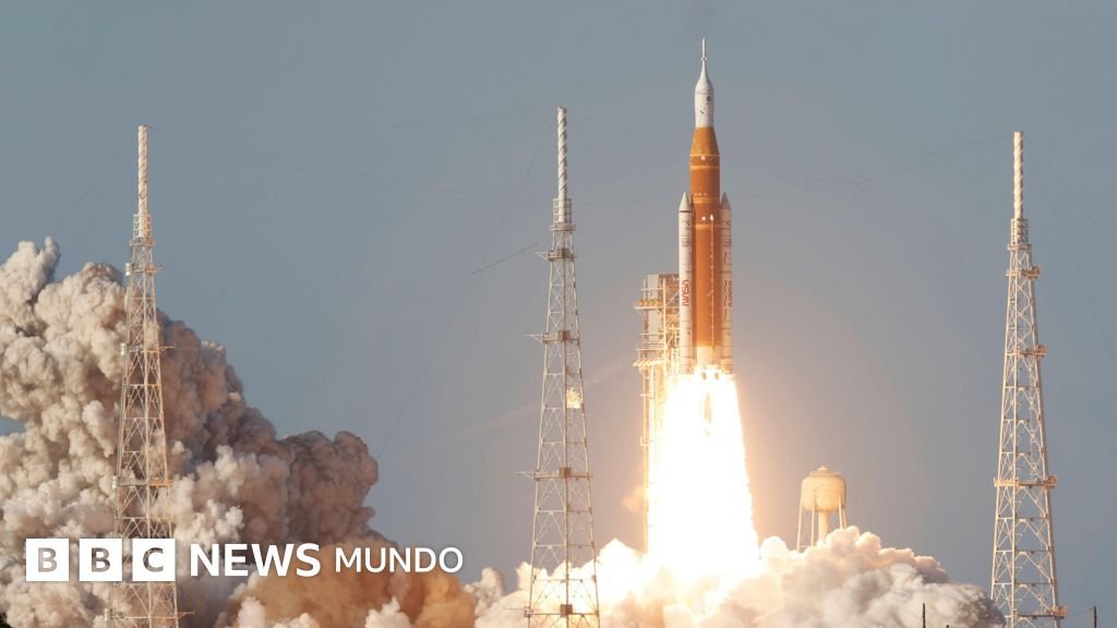 La NASA lanza la misión Artemis II hacia la órbita lunar en un evento histórico.