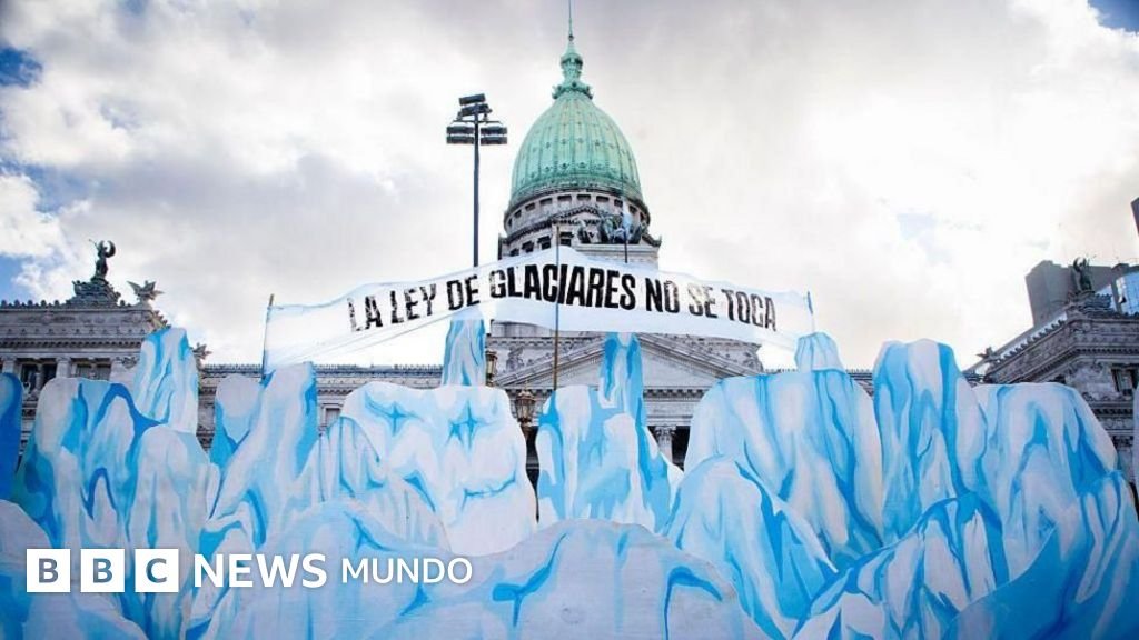La controversia en Argentina sobre la legislación que altera la protección de los glaciares para permitir la minería.
