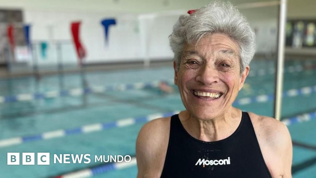 La nadadora de 95 años que ha roto numerosos récords y continúa acumulando más.