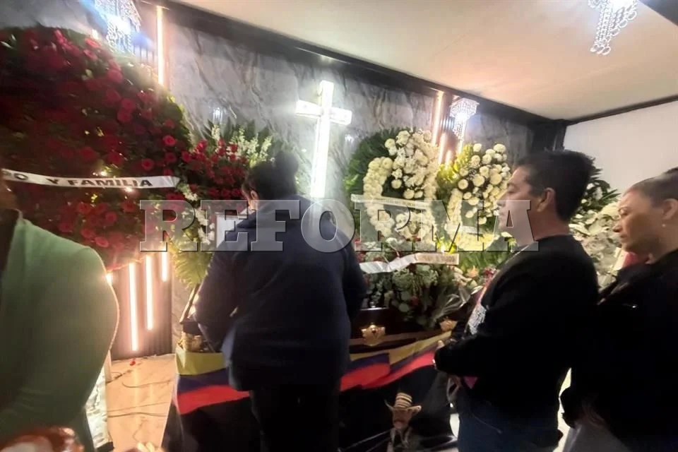 Los aficionados rinden homenaje a Paco Silva en Monterrey.