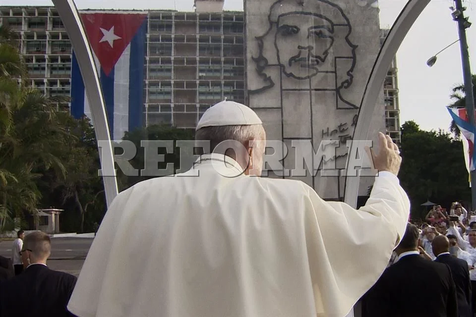 Rinde homenaje a Gianfranco Rosi y su película sobre el Papa Francisco