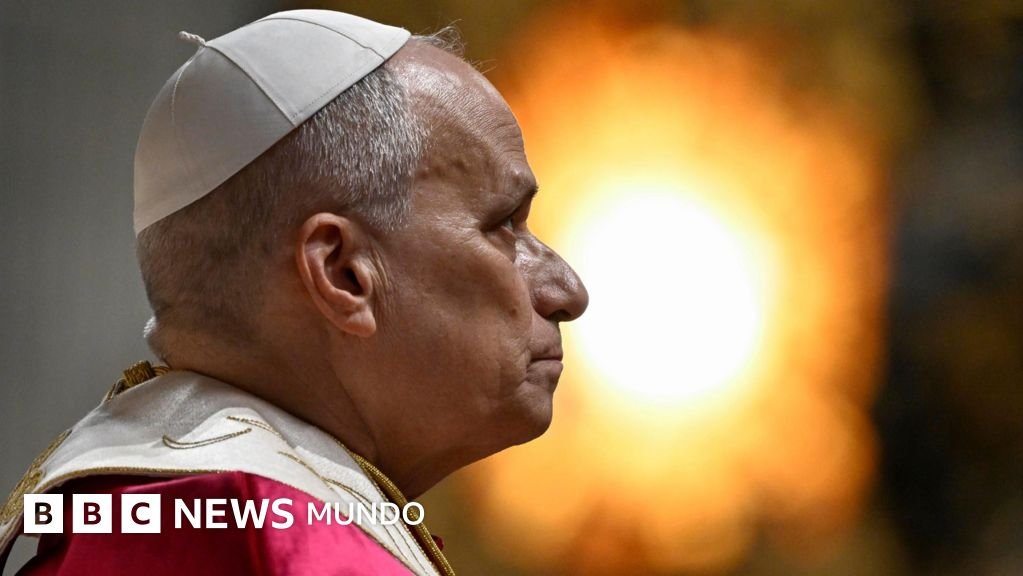 Trump arremete con fuerza contra el Papa León XIV por sus comentarios sobre la guerra en Irán, y el pontífice afirma que "no teme" a sus críticas.