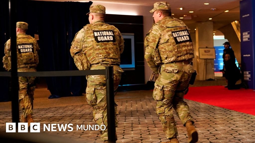 Trump es evacuado de un evento con los medios debido a supuestos disparos.
