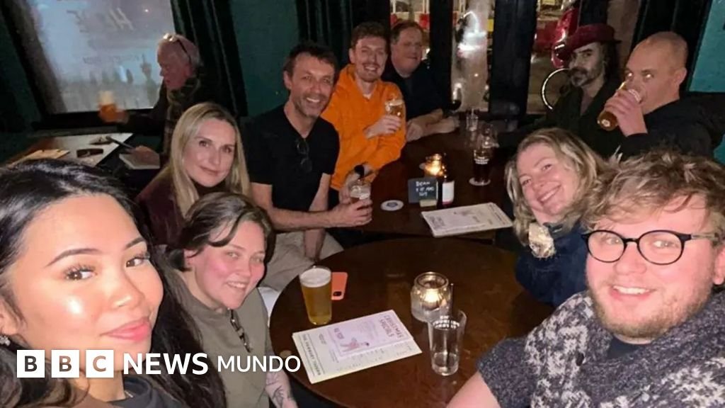 "Desconocía cuán triste me encontraba": el hombre que organiza encuentros en pubs para conversar con extraños tras el suicidio de su mejor amigo.