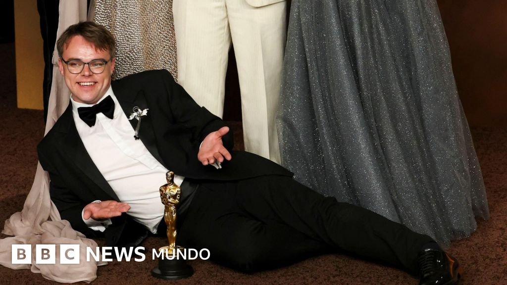 "Esto no habría ocurrido con DiCaprio": el Oscar del director de "Mr. Nobody Against Putin" desaparece tras ser obligado a facturarlo en el aeropuerto.