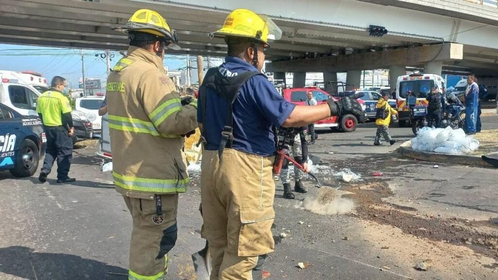 Camión de carga sin frenos colisiona con ocho autos en Aguascalientes