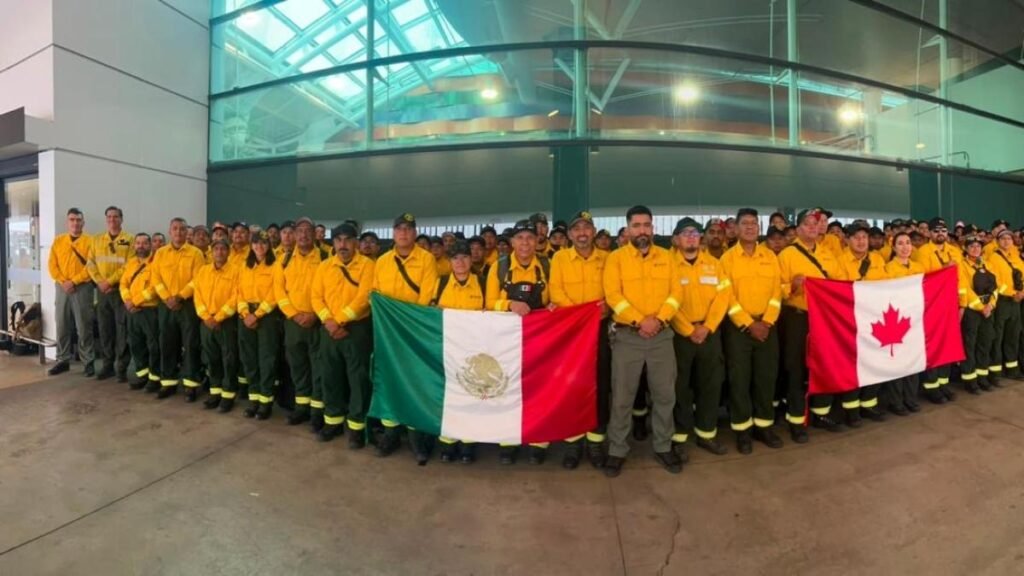 Canadá recibe el cuarto grupo de mexicanos para combatir incendios forestales.