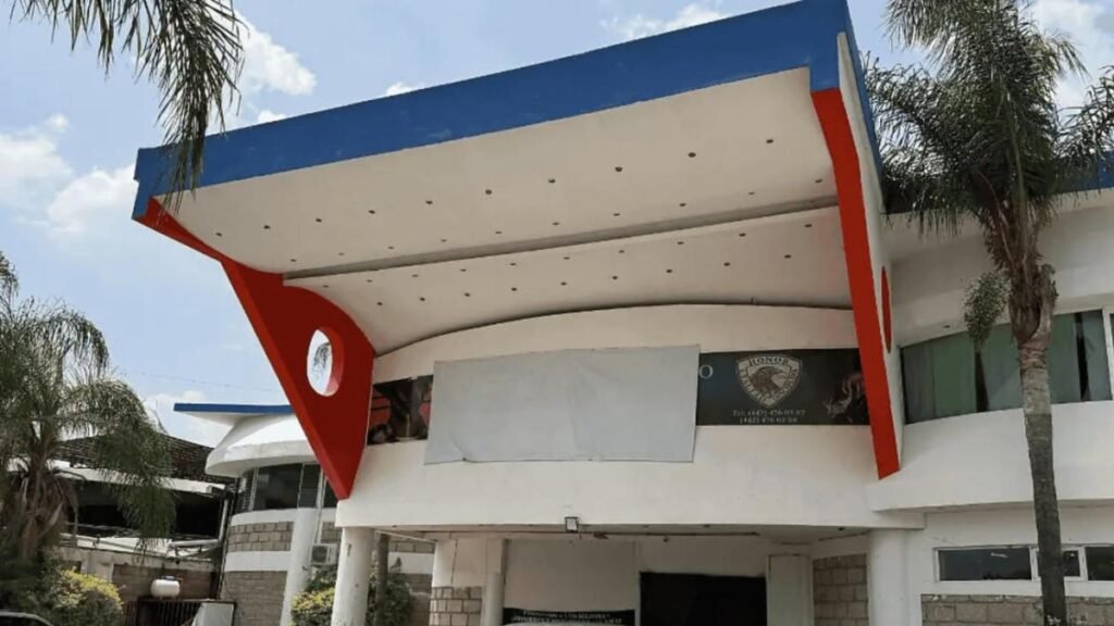 Colegio en Querétaro cuestionado por funcionar sin licencia y emplear el término "militarizado"