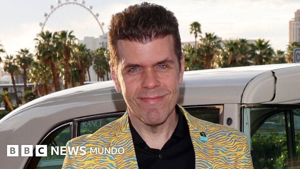 El influencer Perez Hilton se recupera en un hospital luego de rumores de autolesiones durante un stream en vivo.