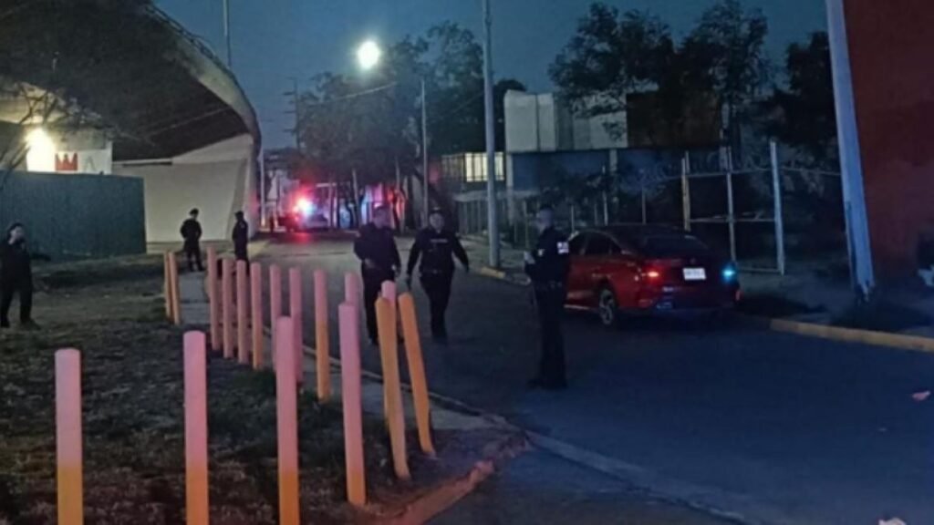 Encuentran dos cadáveres envueltos en plástico en el maletero de un coche.