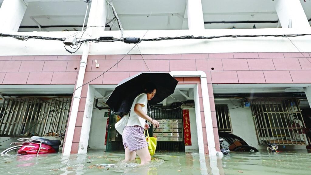 Hogares sin electricidad y cancelaciones de vuelos debido al tifón Dolphin en China.