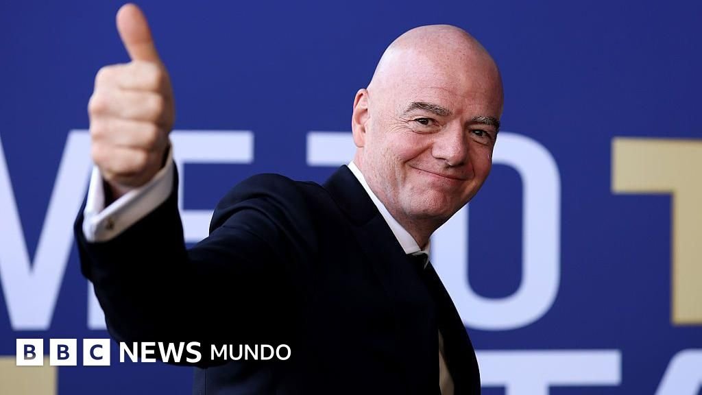 Infantino se disculpa por "los errores" pero continúa como presidente de la FIFA.