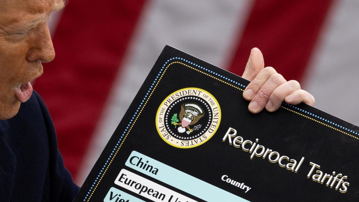 Trump establece un arancel del 15% sobre el polisilicio, un sector controlado por China.