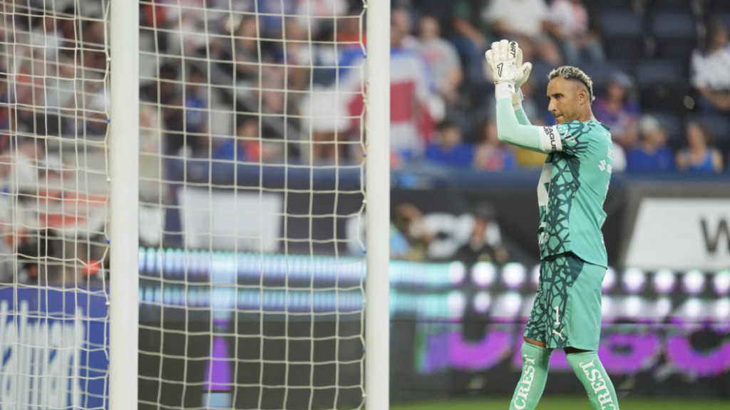 ¡Ironía en Pumas! Keylor Navas convierte el penal y Guillermo Martínez lo falla.