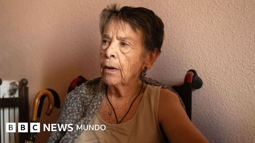 El conmovedor desalojo de Maricarmen, anciana de 87 años, revela la dura realidad de la crisis de vivienda en España