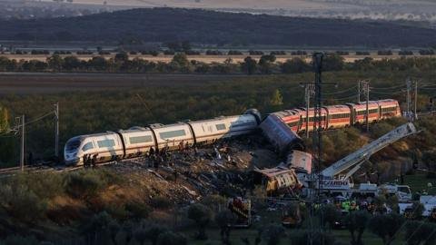 Al menos 68 fallecidos en un accidente de trenes de alta velocidad en España debido a una decisión "incomprensible" del control ferroviario