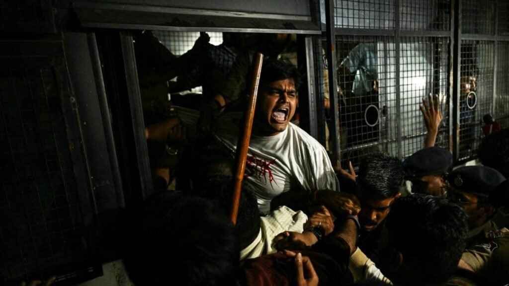 India arresta al líder del movimiento de las “cucarachas” y miles de manifestantes en Nueva Delhi.