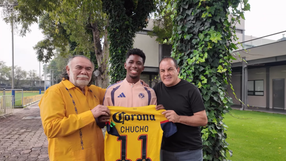 Jesús Ochoa obsequia al hijo de Chucho Benítez la camiseta de la final América vs. Cruz Azul de 2013